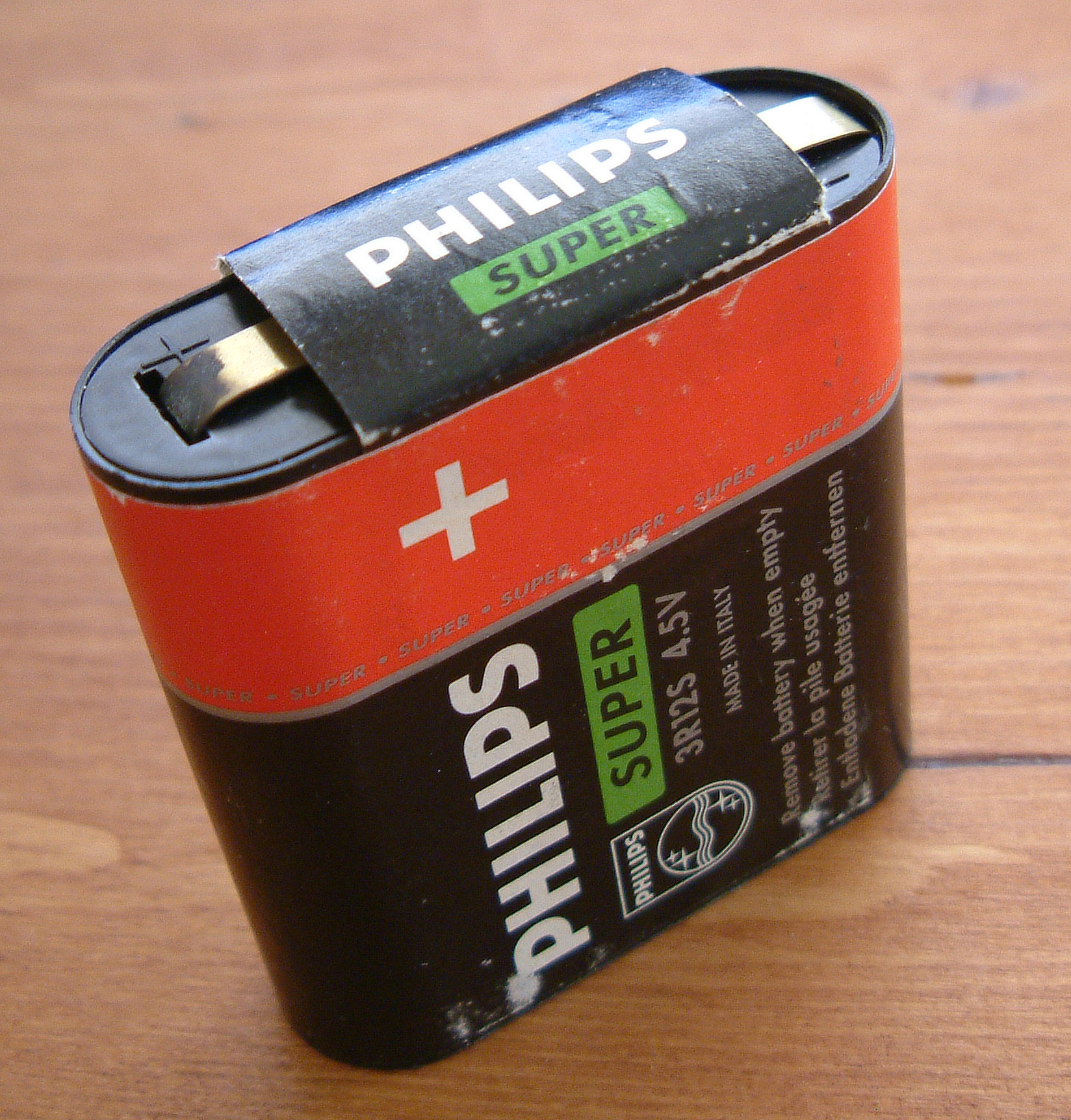 File:Flachbatterie PHILIPS SUPER 4,5 V.jpg - Wikimedia Commons