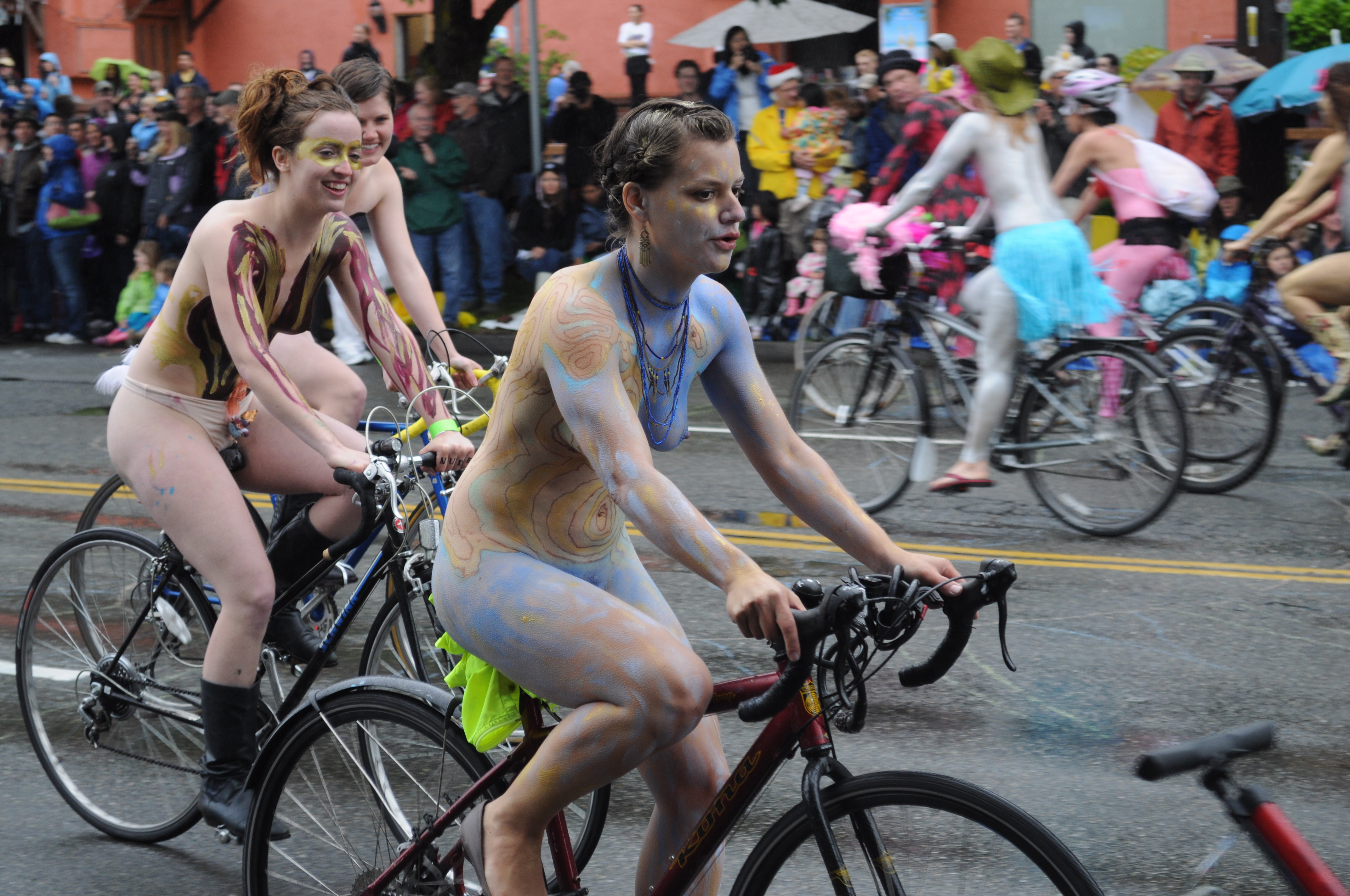 Fremont summer solstice parade : naked cyclists in seattle