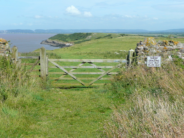 File:Gate on Middle Hope - geograph.org.uk - 1403584.jpg