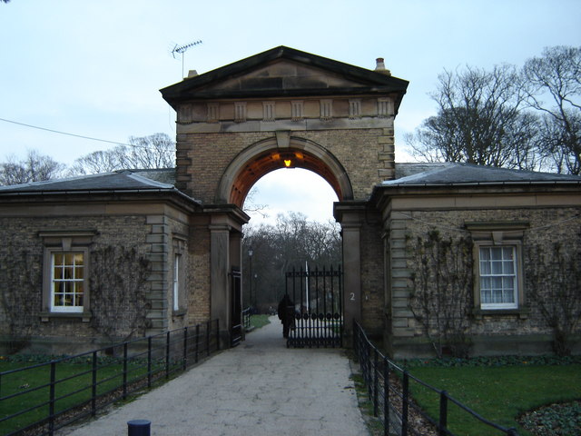 File:Gateway into Sewerby Park - geograph.org.uk - 1126889.jpg
