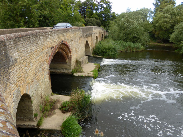 File:Harrold Bridge - geograph.org.uk - 5103637.jpg