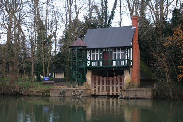 File:Howbury boathouse - geograph.org.uk - 1060688.jpg