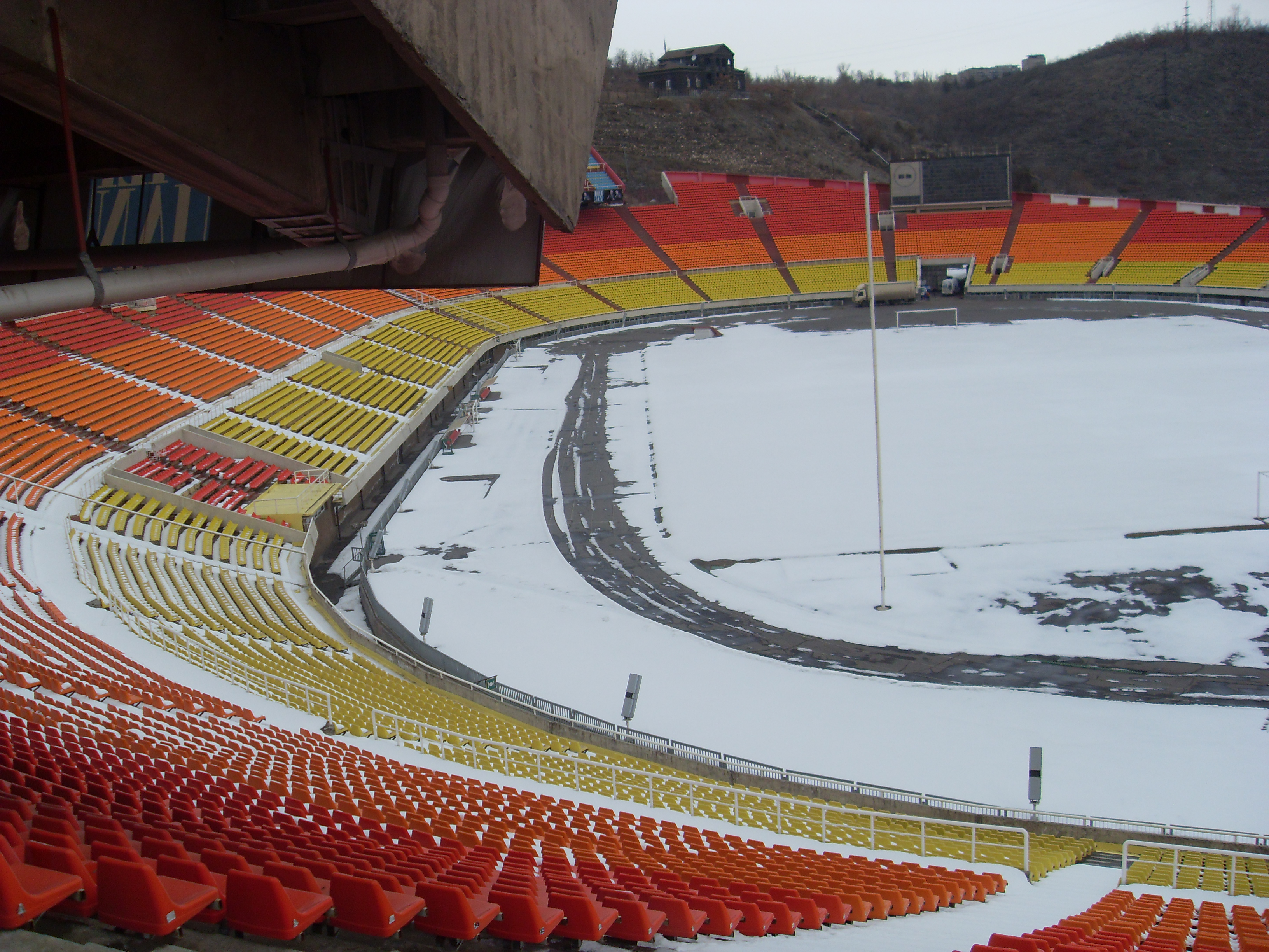 Какой сейчас стадион. Hrazdan Stadium 2012. Стадион Раздан в Ереване. Стадион Раздан Ереван 2022. Трибуны Раздан стадион.