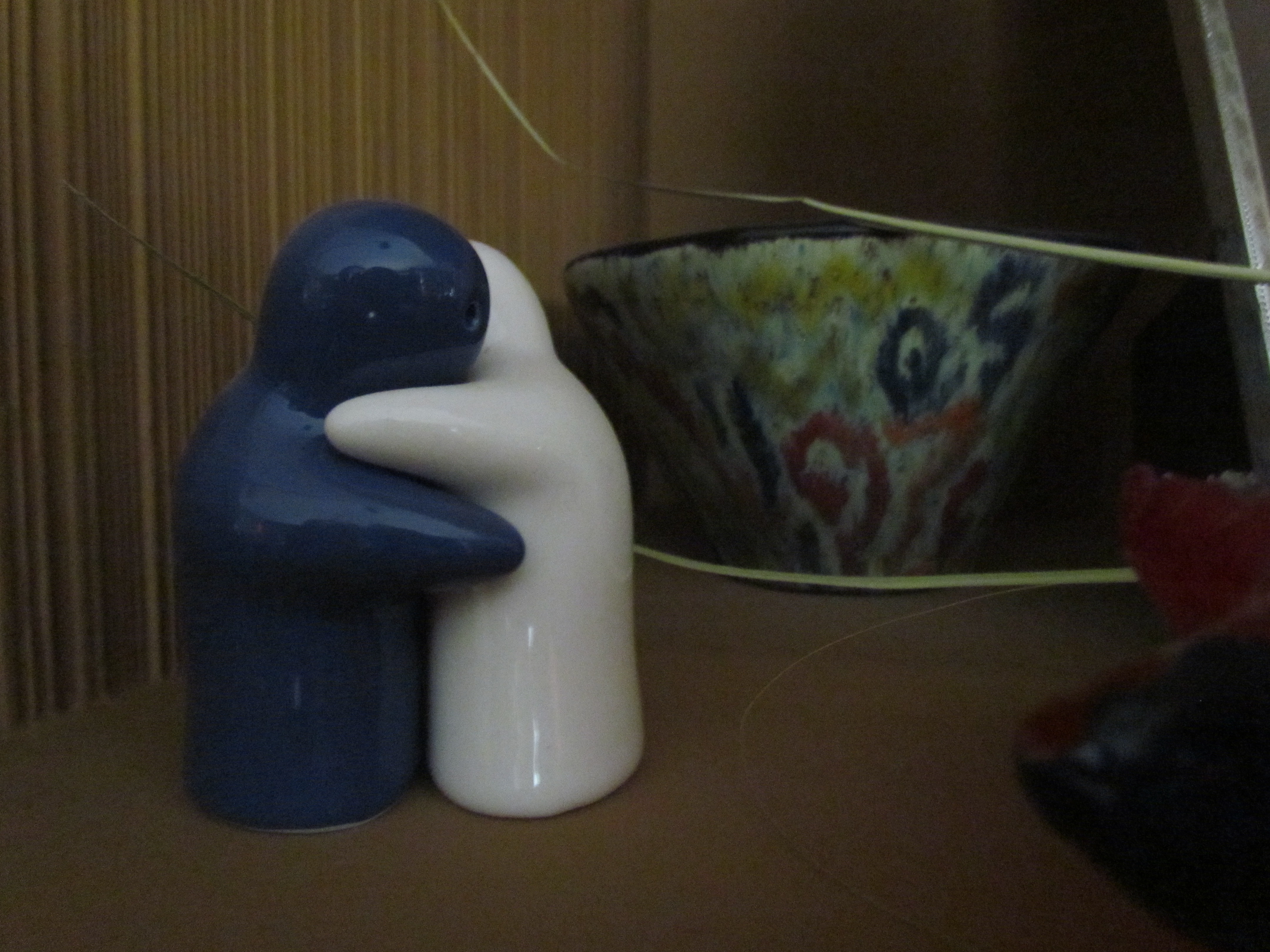 File:Hugging Blue and White Salt and Pepper Shakers.JPG - Wikimedia Commons