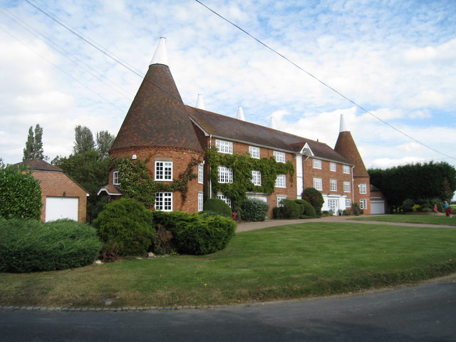 File:Kent House Oast, Court Lane, Hadlow, Kent - geograph.org.uk - 557921.jpg