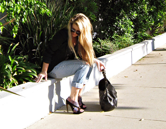 File:Kirkwood heels+ferragamo bag+cuffed jeans (5019328659).jpg