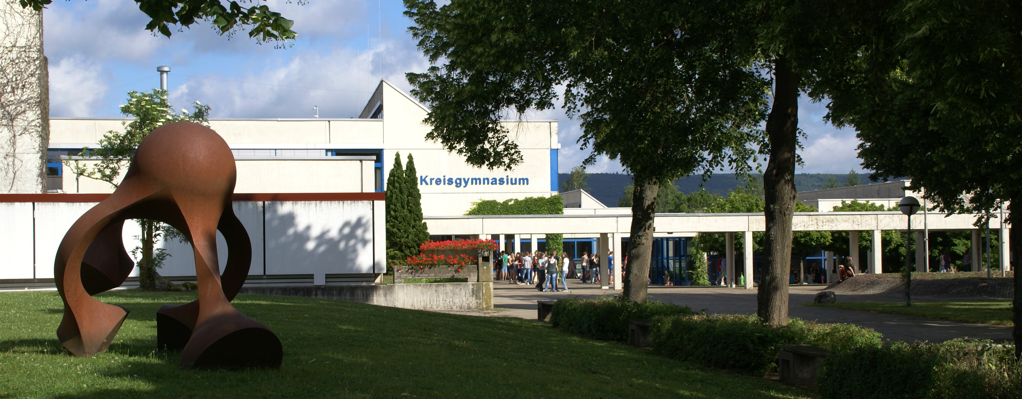 Blick aus Südosten auf das Kreisgymnasium Riedlingen. Links auf dem Rasen die Plastik Tripod von Ebe...