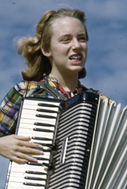 File:Lois Duncan Steinmetz playing the accordion aboard the shantyboat Lazy Bones (cropped).jpg