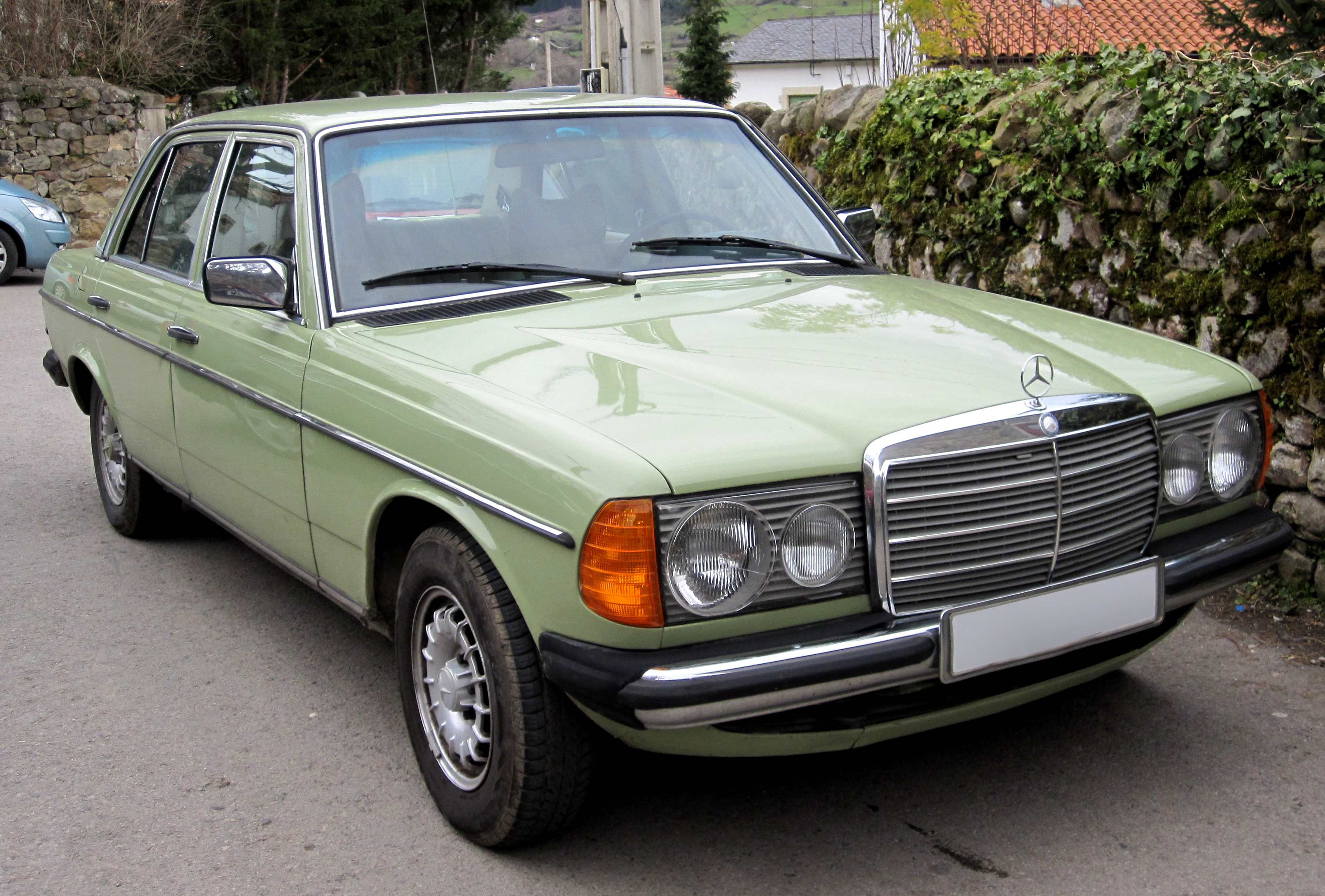 Старый мерседес. Mercedes-Benz w123 300. Mercedes-Benz w123, 1977. Мерседес 300d w123. Mercedes-Benz w123 300d.