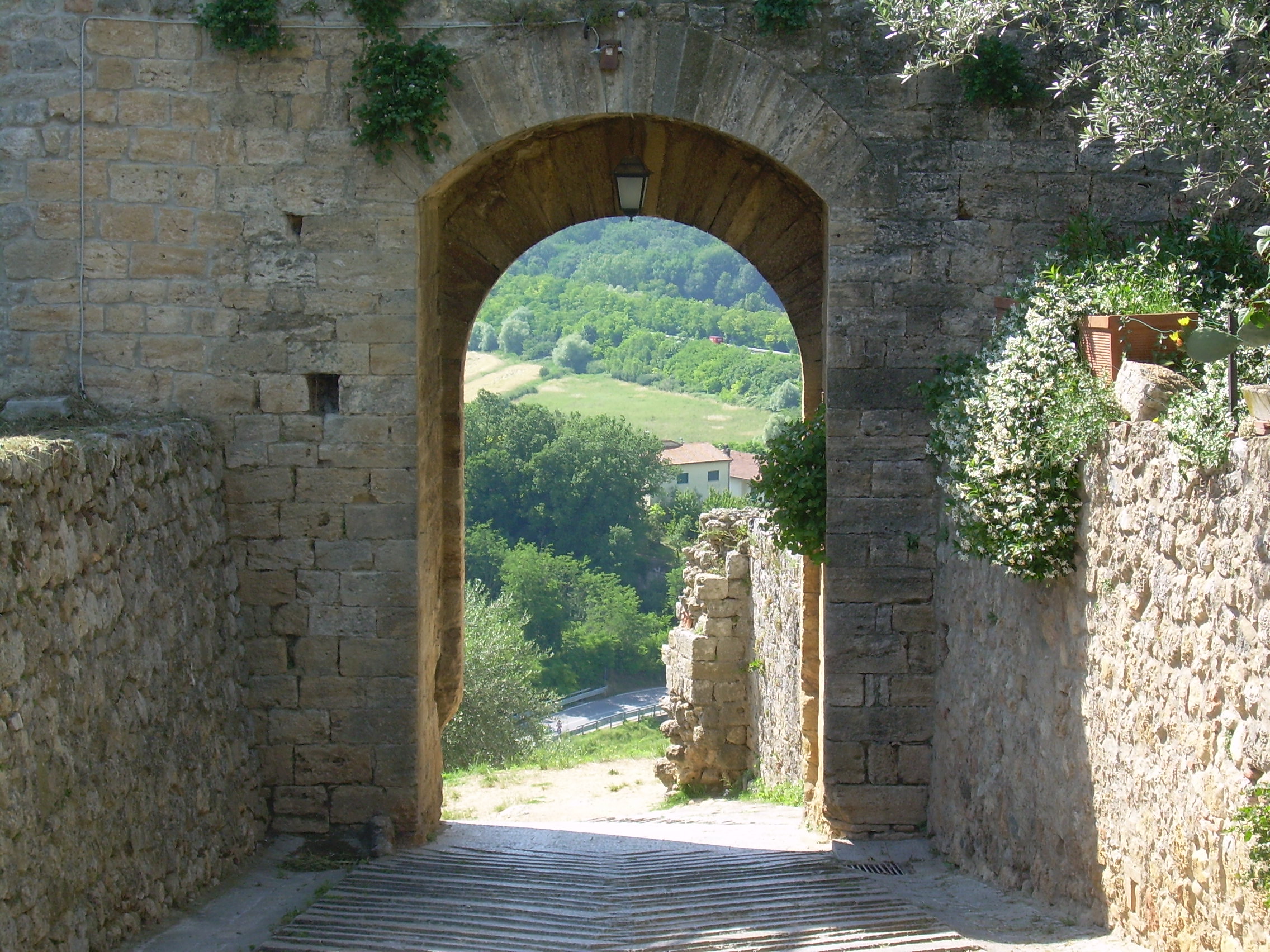 Porta San Giovanni (direzione per Firenze) dall'interno del borgo