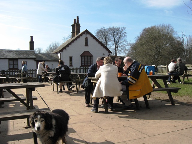 File:Monument Café and Cottage, Ashridge - geograph.org.uk - 1181970.jpg