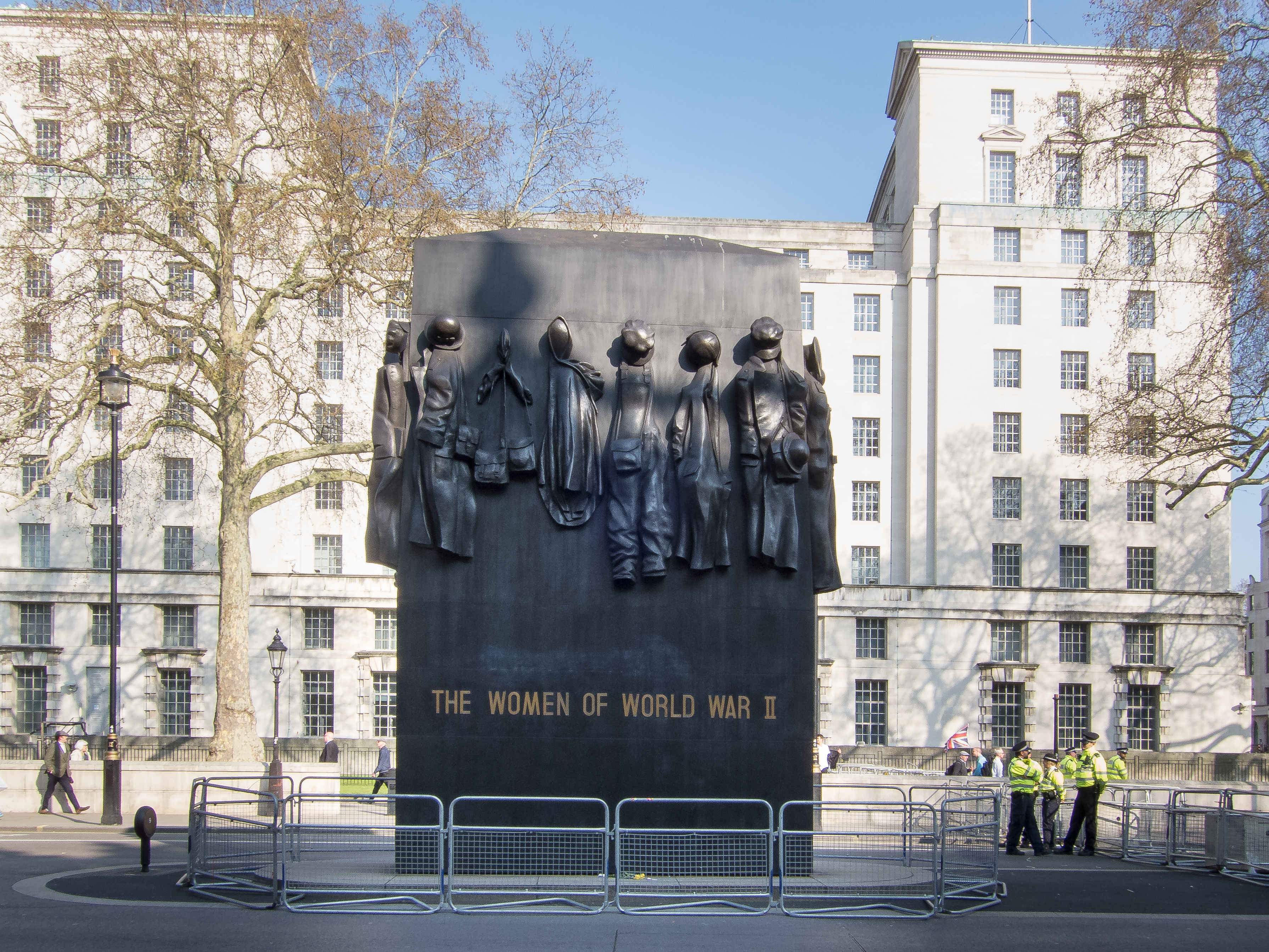 Памятники второй мировой. Памятник в Лондоне женщинам 2 мировой войны. Памятник женщинам второй мировой войны. Лондон памятник второй мировой. Памятник женщинам в Лондоне.