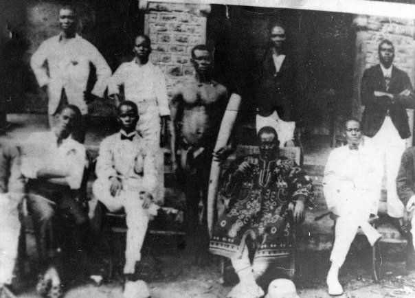 File:Ojiako Ezenne, bodyguard (Nnoli Ezenne), and Staff, circa 1903.jpg