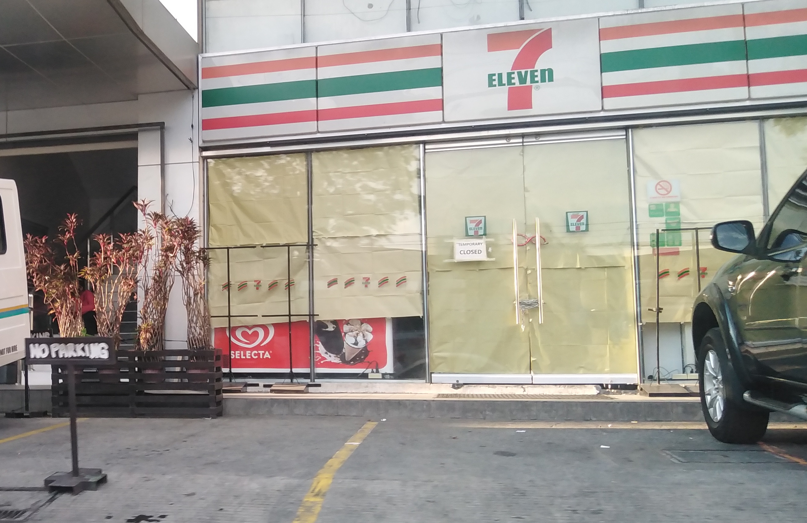 File PH COVID19 Closed 7 Eleven shop.jpg Wikimedia Commons