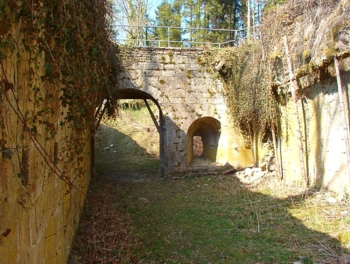 File:Porte souterraine.jpg