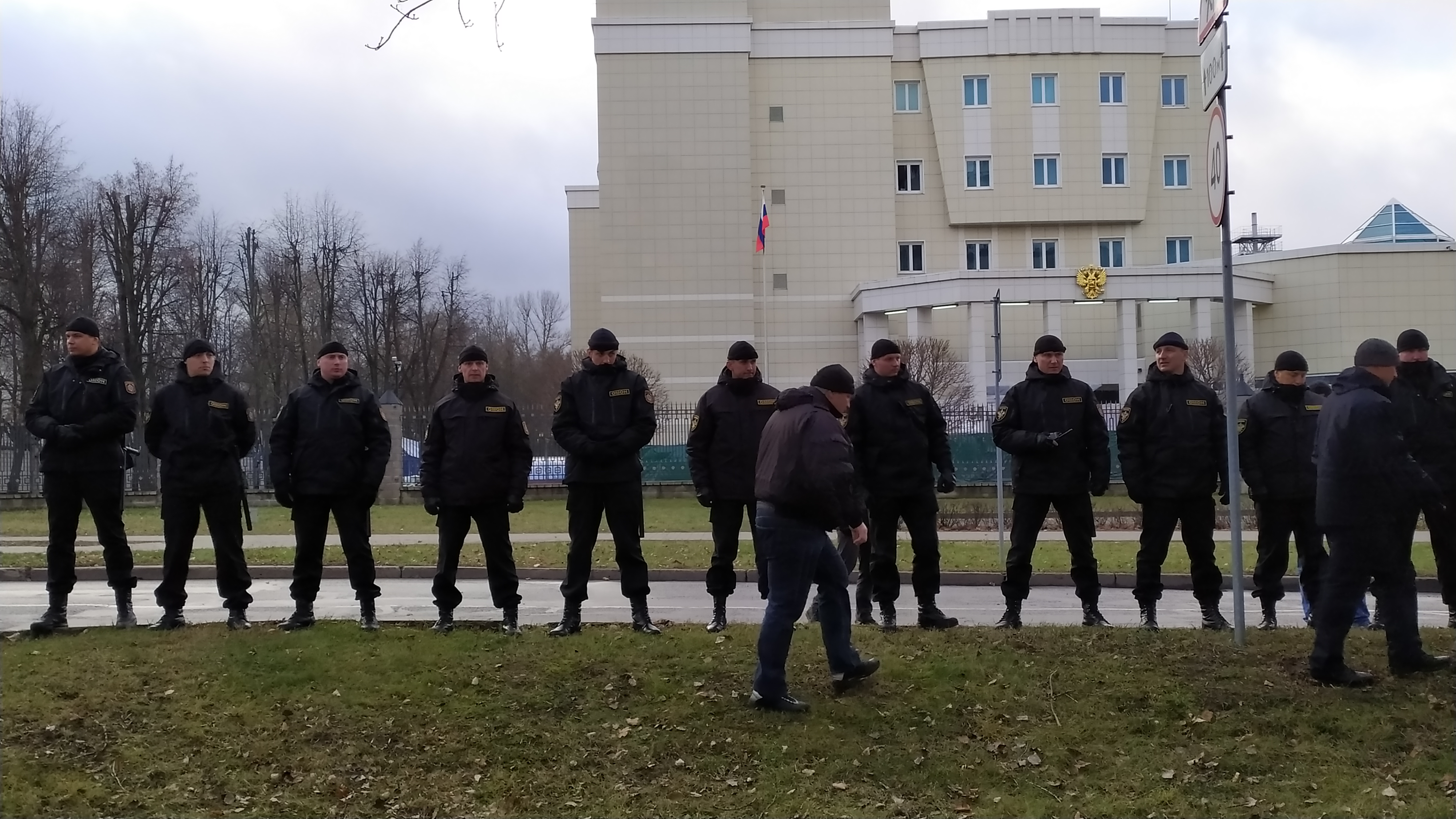 Перед окном омон вещдоки на столе