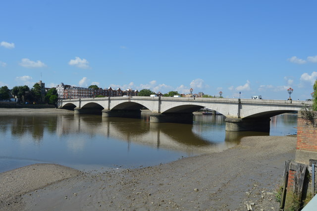 File:Putney Bridge - geograph.org.uk - 5276535.jpg