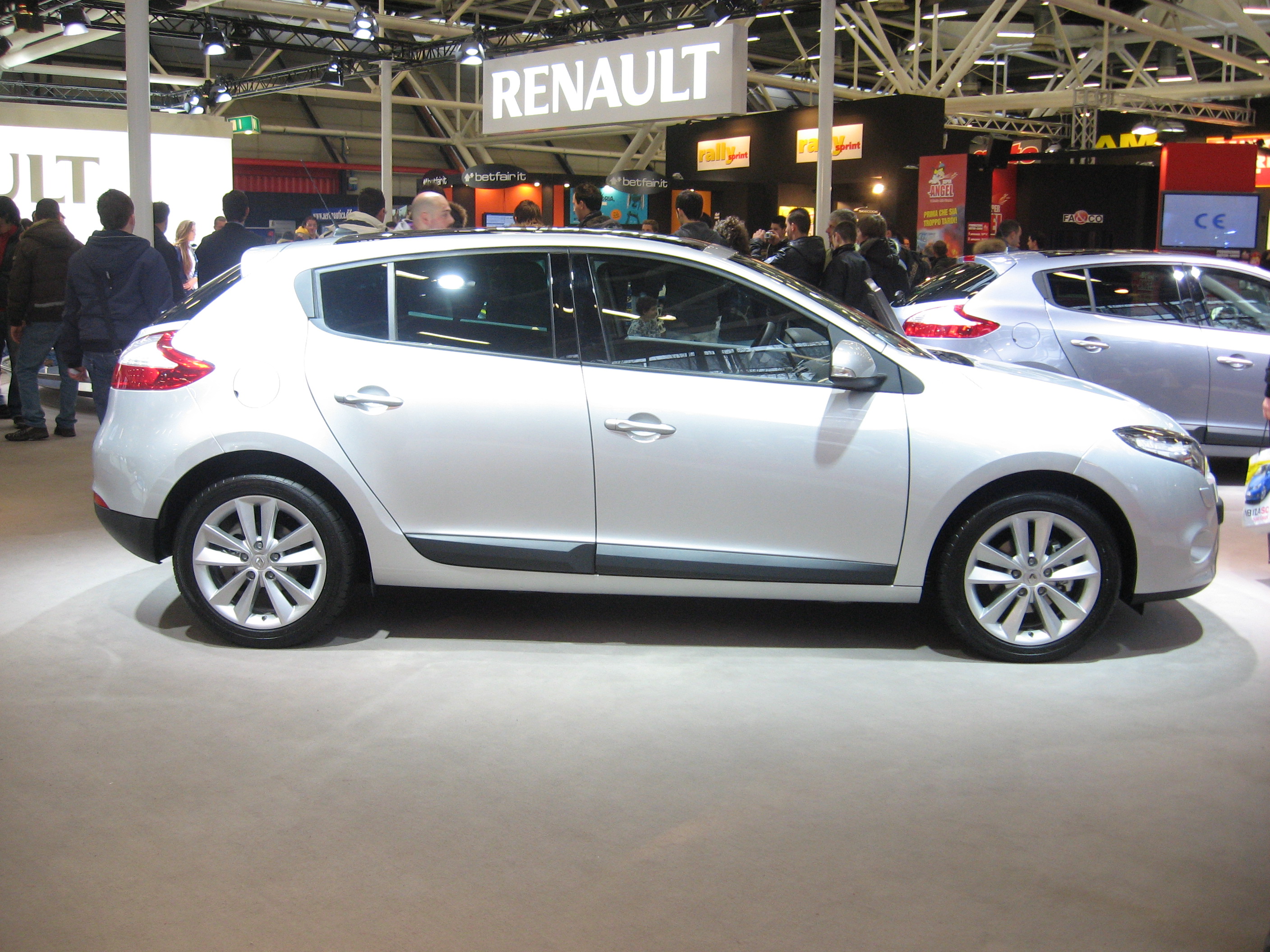 File:Renault Mégane III Phase I Fünftürer 1.6 16V 110 Dynamique  Perlmuttschwarz Heck.JPG - Wikimedia Commons