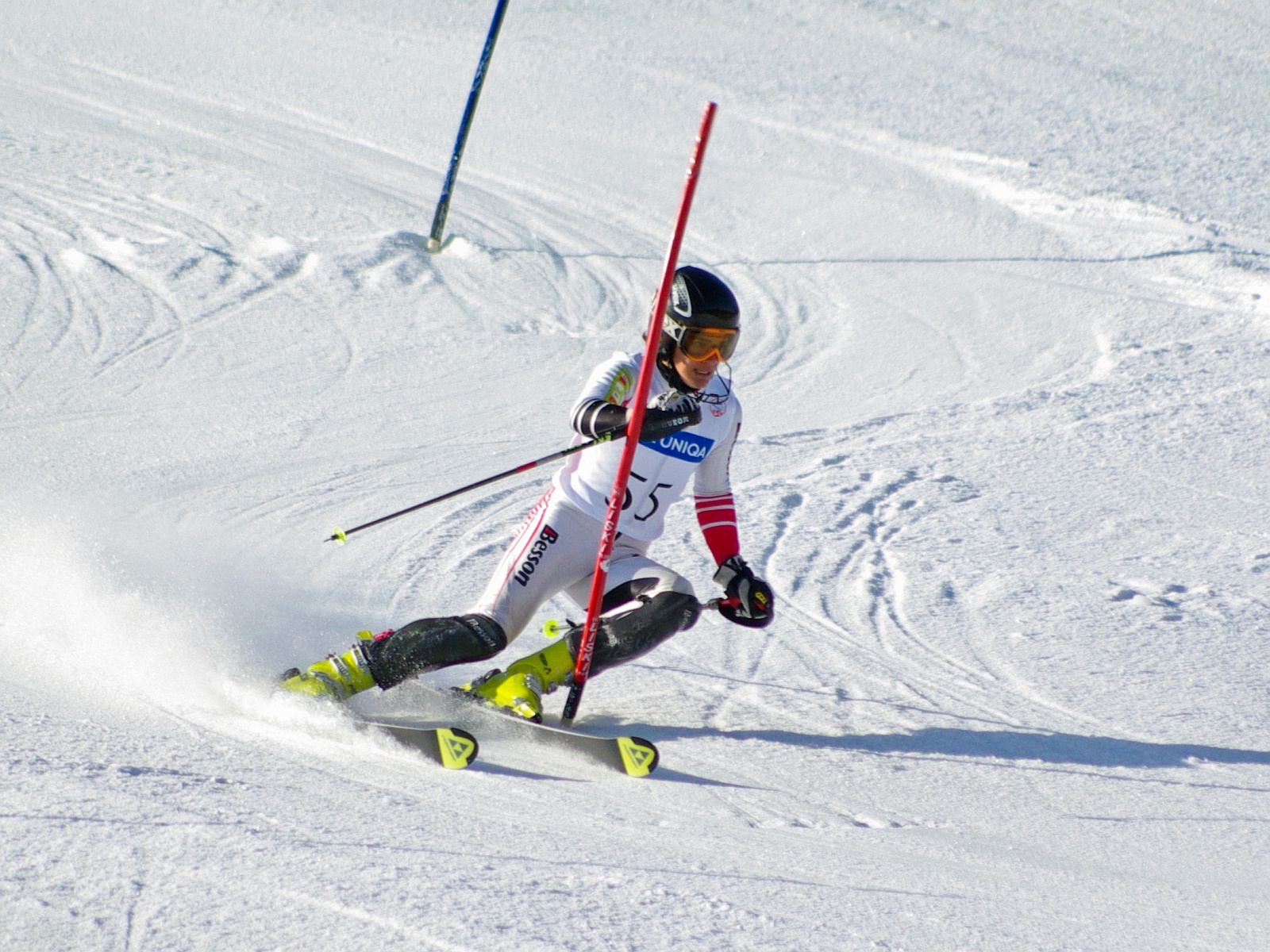 Лыжник скатывается. Слалом (горнолыжный спорт). Спуск слалом. Спуск на лыжах слалом. Alpine Slalom.