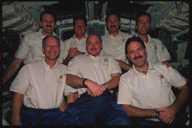 File:STS103-397-031 - STS-103 - STS-103 inflight crew portrait on the flight deck - DPLA - b3707c3f1fbed507047dd1c6811dae54.jpg