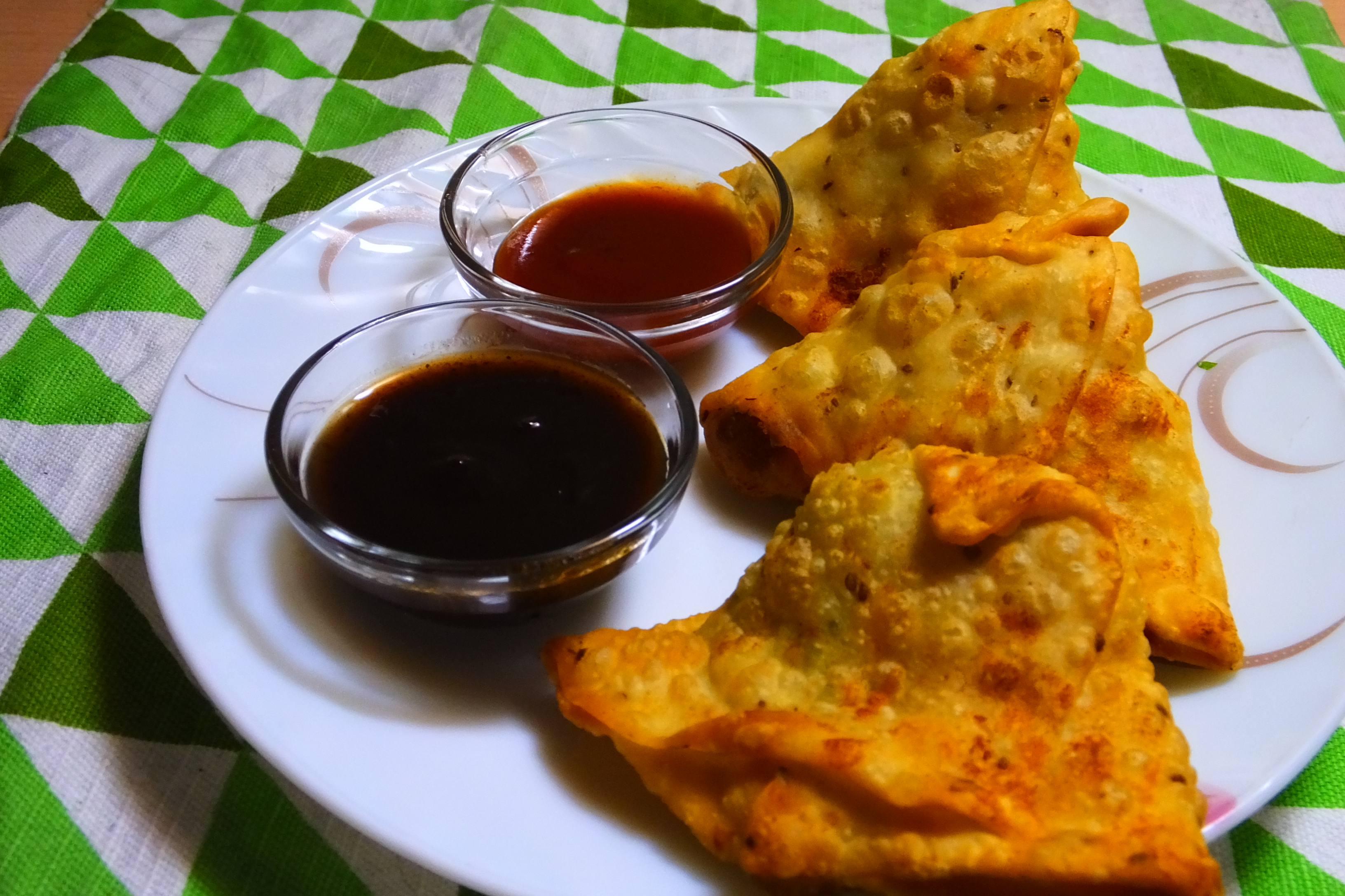 File Samosa With Tamarind Chutney And Tomato Sauce Jpg Wikimedia Commons