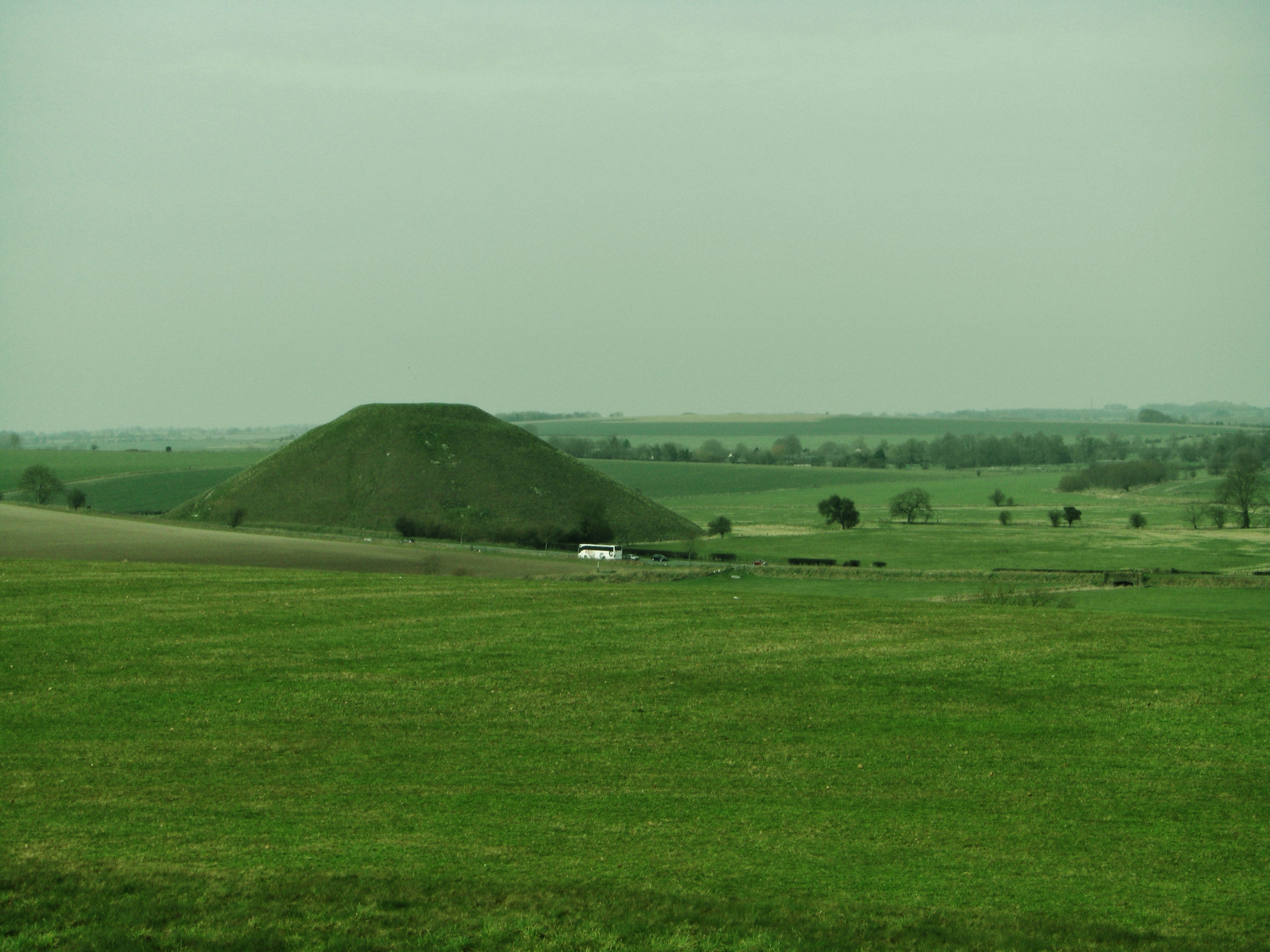 File:Silbury Hill 03.jpg - Wikimedia Commons