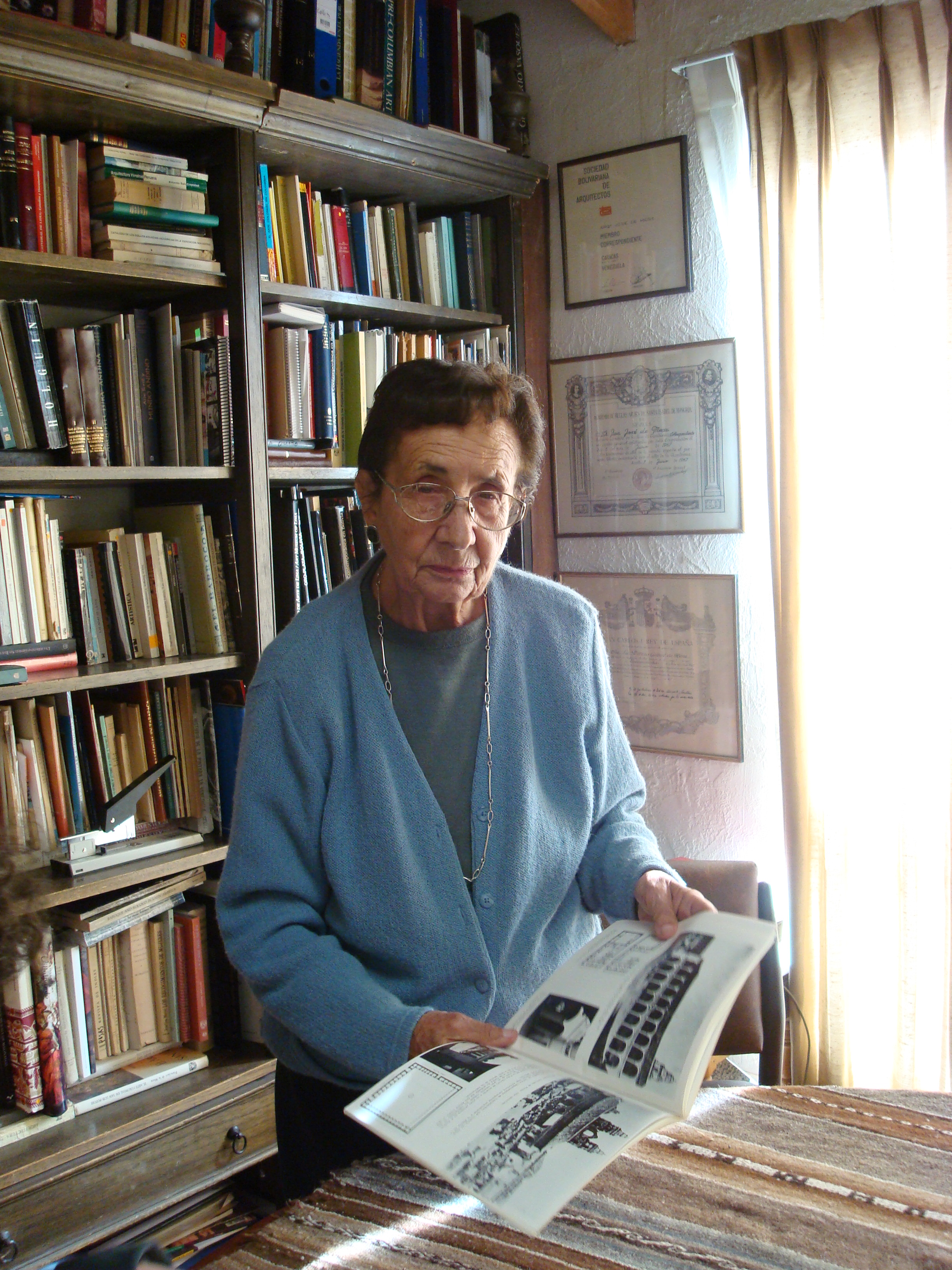 Teresa Gisbert en su biblioteca.