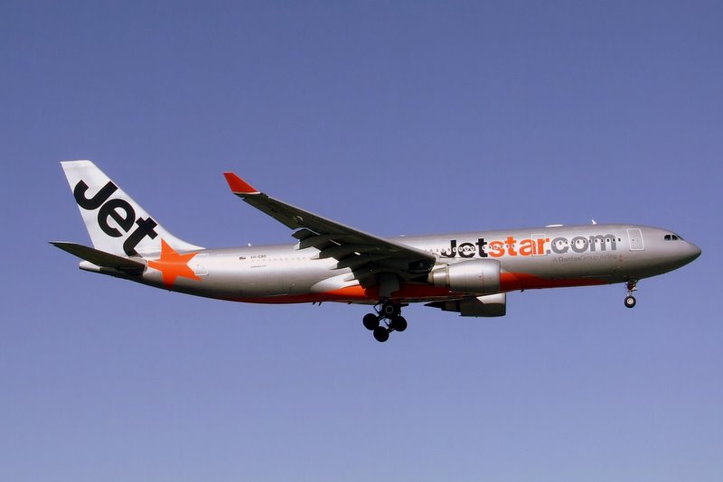 File:VH-EBD Airbus A330 of Jetstar approaching Sydney May 2007.jpg