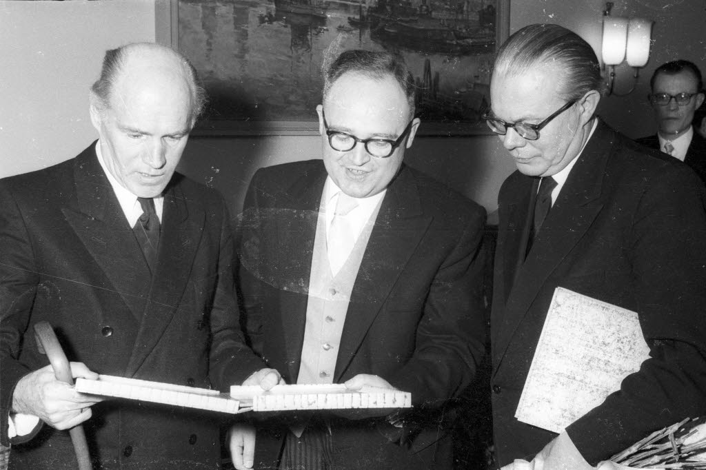 Walter Kraft (re.) bei der Entgegennahme des schleswig-holsteinischen Kunstpreises (1957)
