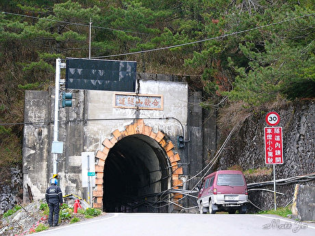 File:View from the road towards Hehuanshan Tunnel.jpg