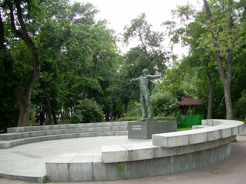 File:Памятник Владимиру Высоцкому - panoramio.jpg