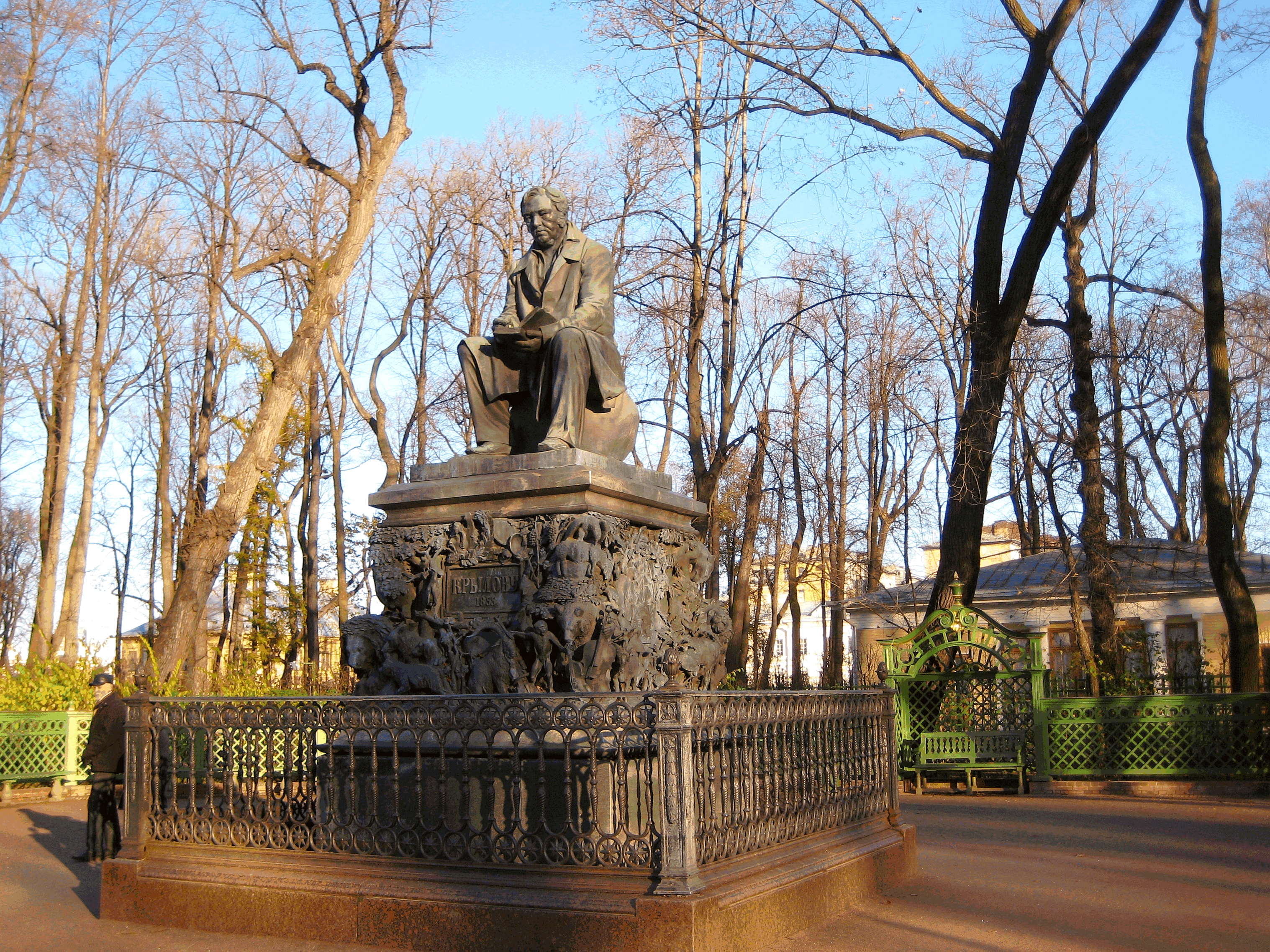 Памятник Крылова в летнем саду