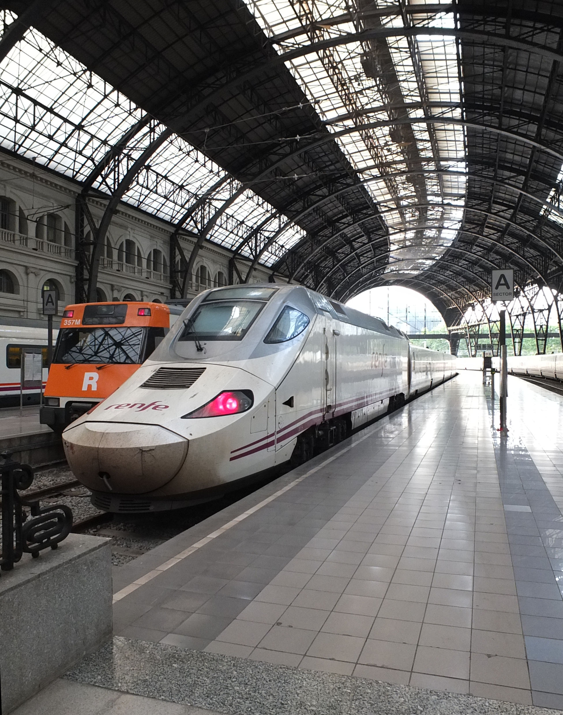 Поезд 91. Renfe 450. Renfe 451. ЖД поезд 91. Поезд класс 91.