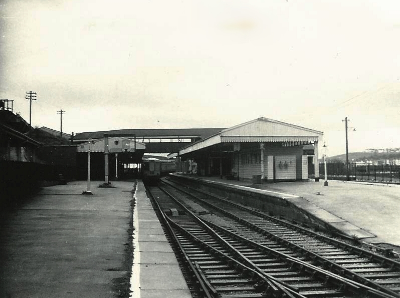 File:Barry Island Station (8270865694).jpg