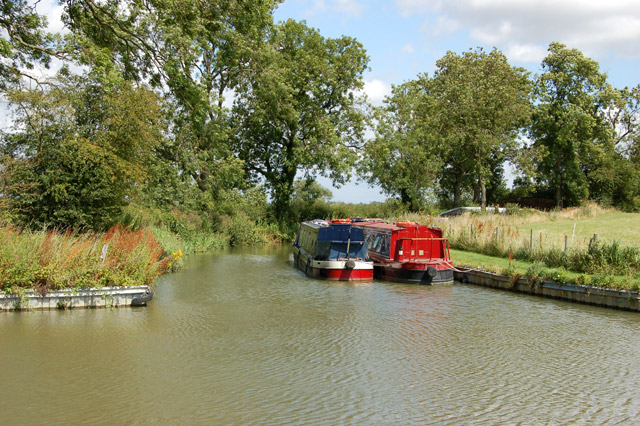 Boats moored in feeder arm, Oxford Canal, Clifton - geograph.org.uk - 1414820