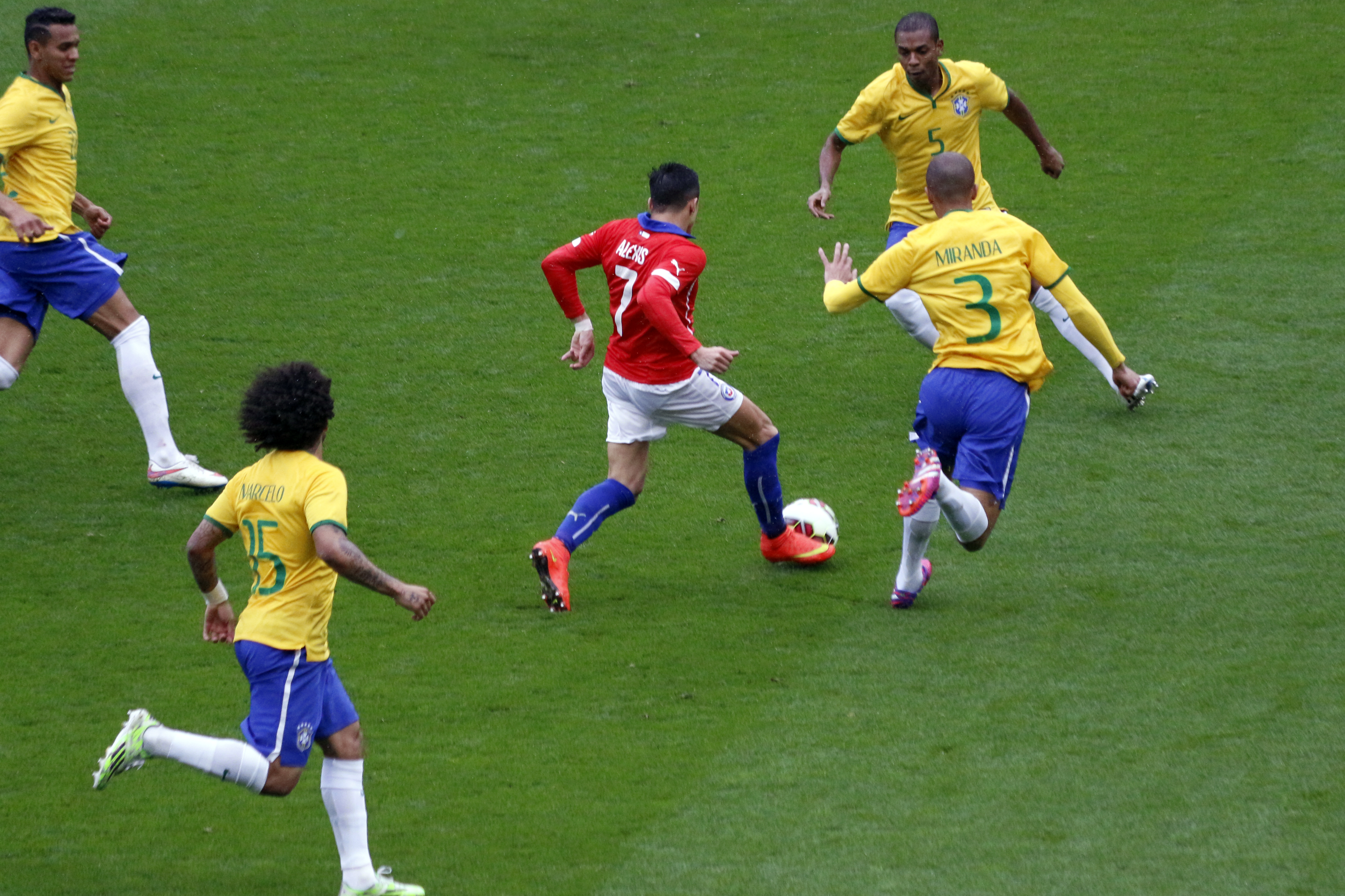 https://upload.wikimedia.org/wikipedia/commons/5/5c/Brazil_vs_Chile_%2816836142310%29.jpg