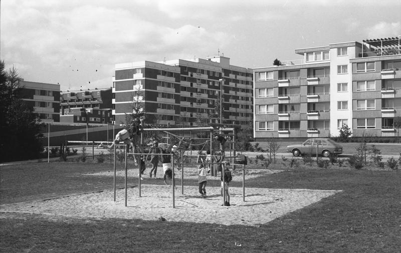 File:Bundesarchiv B 145 Bild-F040730-0022, Wolfsburg, Hochhäuser in Westhagen.jpg