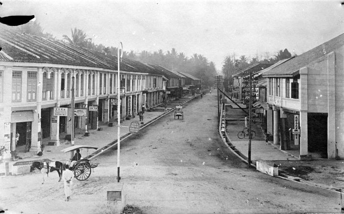 File:COLLECTIE TROPENMUSEUM Hoofdstraat te Kisaran Sumara's Oostkust Asahan TMnr 10014986.jpg