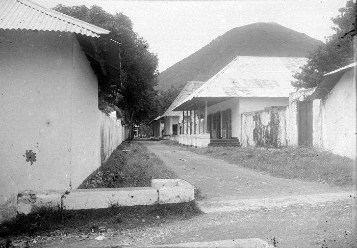 File:COLLECTIE TROPENMUSEUM Straatbeeld te Bandaneira TMnr 10014661.jpg