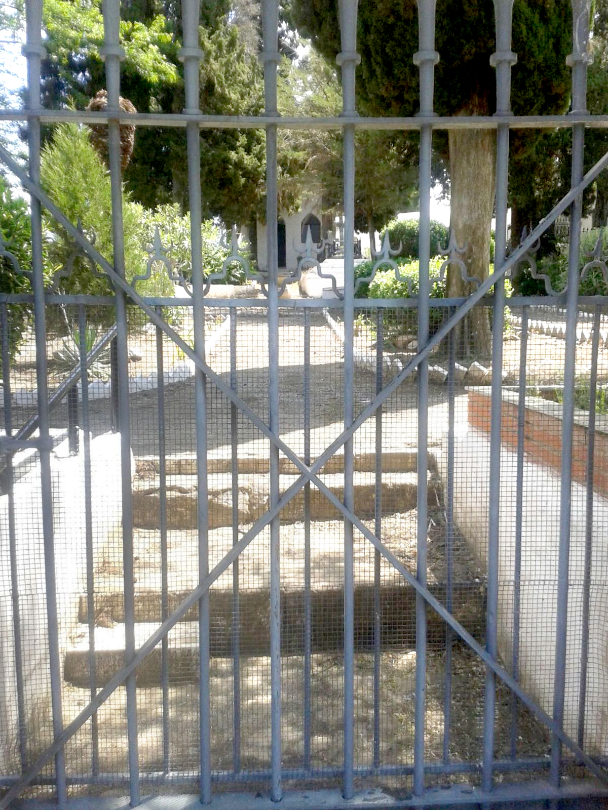 File:Cementerio Evangélico en Linares.jpg - Wikimedia Commons