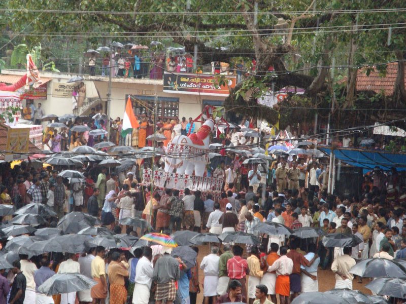 File:Crowd Aswathy.jpg