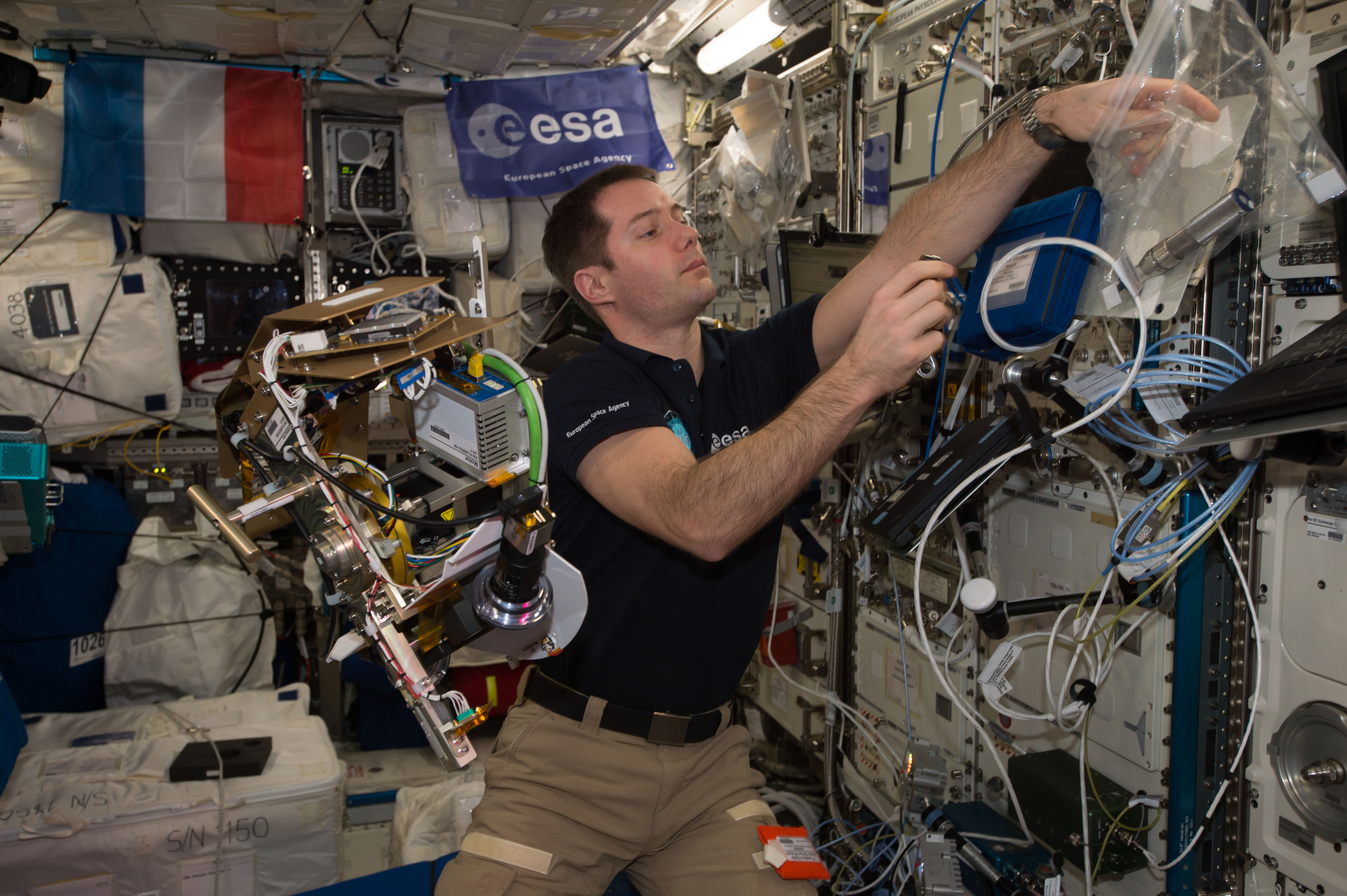 Fichier:ISS-51 Thomas Pesquet at work in the Columbus ...
