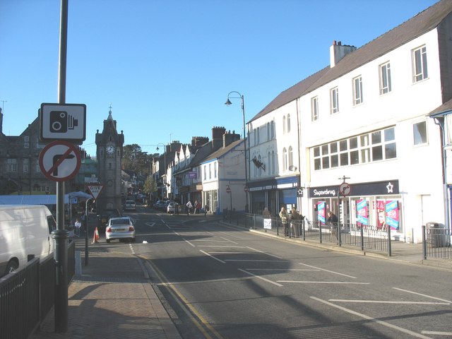 File:Llangefni town centre.jpg