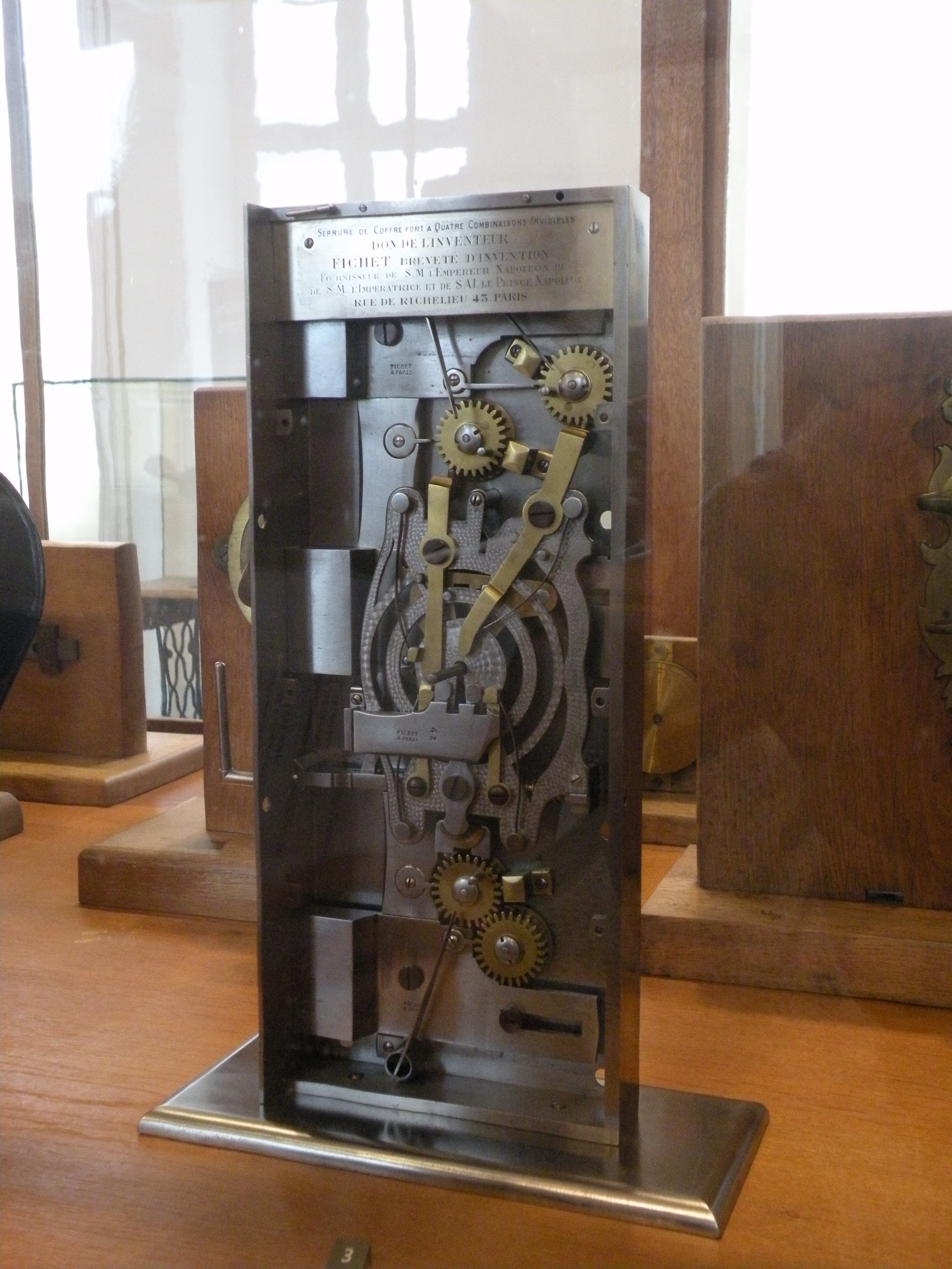 File:Mécanique dans Musée des Arts et Métiers - serrure de coffre