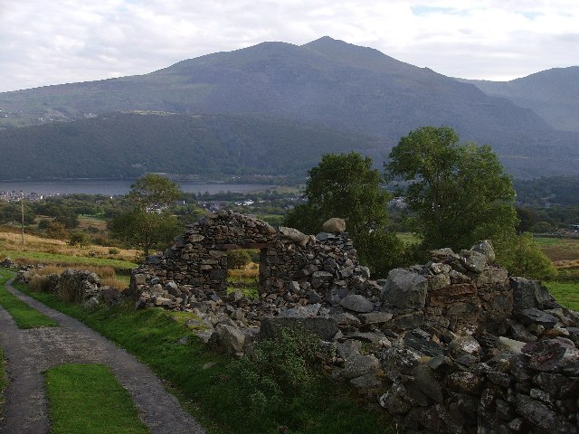 File:Maen Llwyd Isaf ruins - geograph.org.uk - 71018.jpg