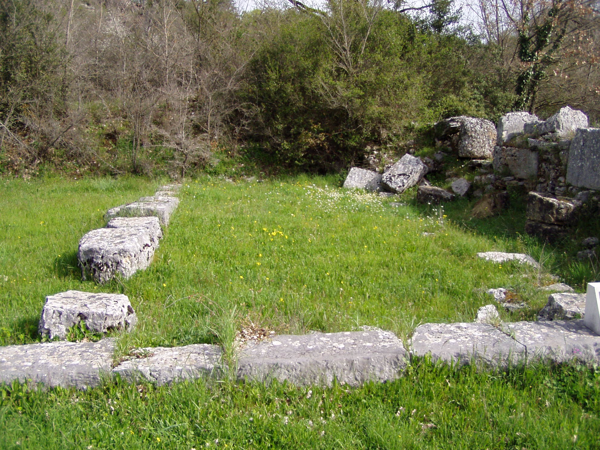 Old temple of Dione in Dodona 3.jpg