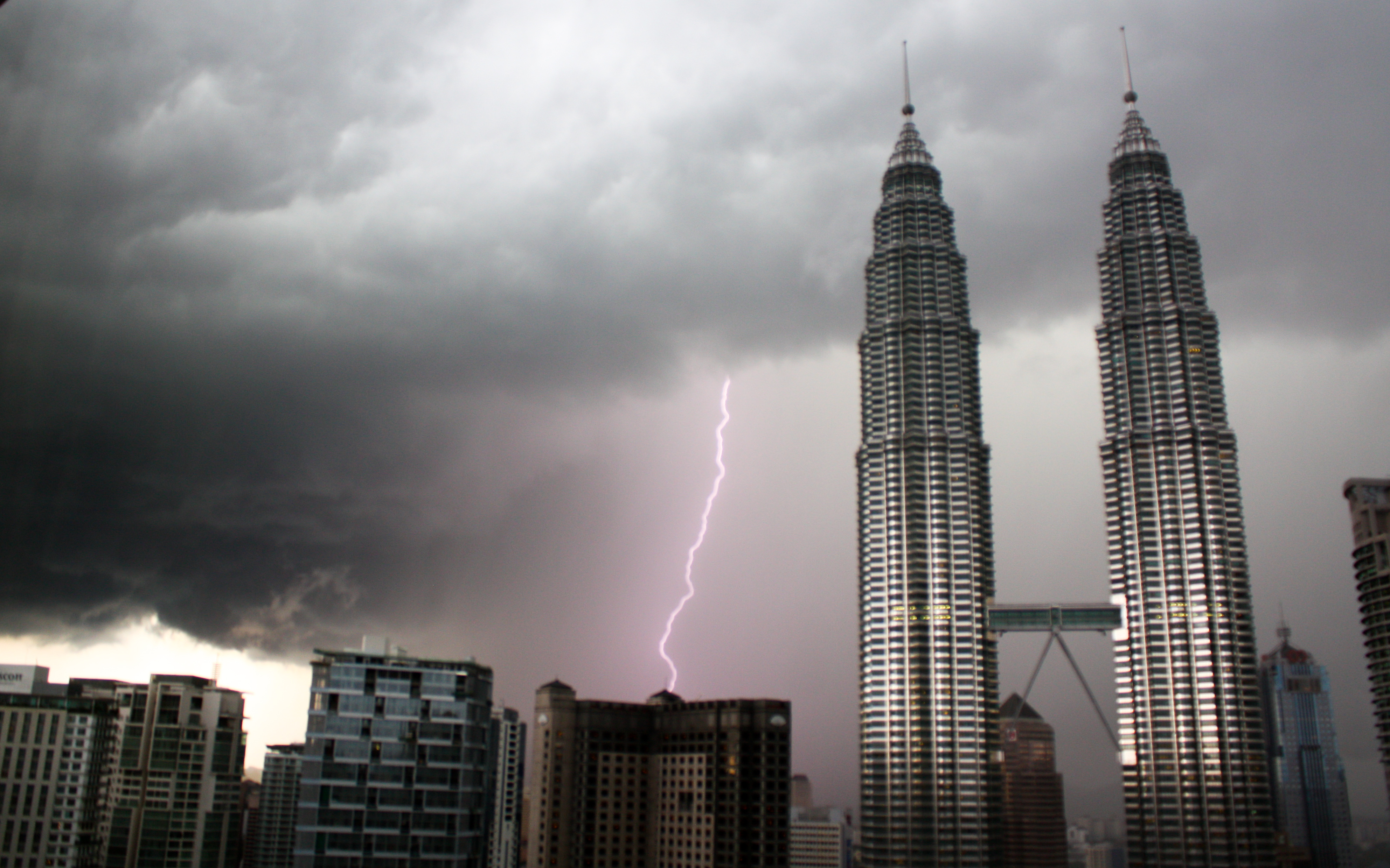 File:Petronas Towers during lightning storm (3324764671 ...