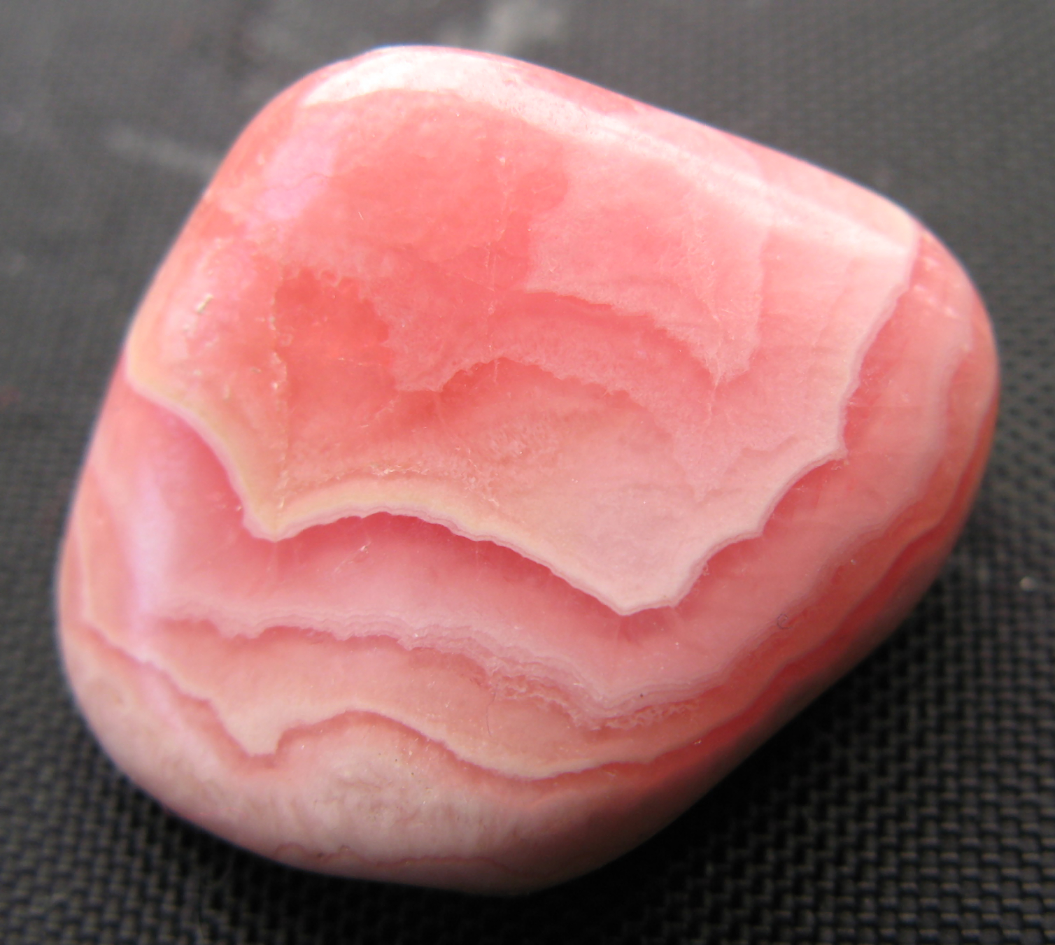 Pink stones. Родохрозит минерал. Розовый камень родохрозит. Родохрозит Генезис. Родохрозит, александрит.