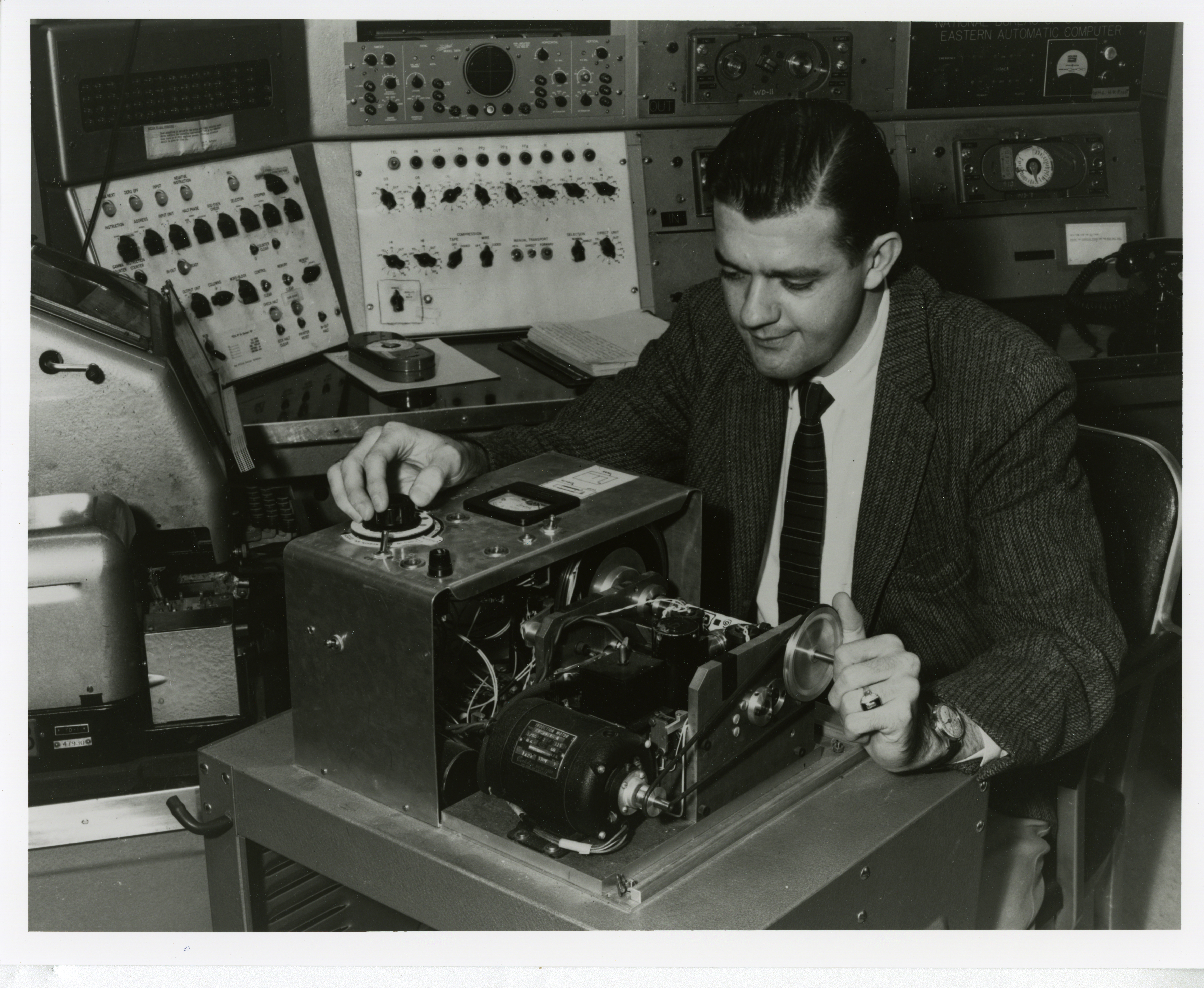 1957 год первый в истории. Рассел Кирш. Первый барабанный сканер Seac. Барабанный сканер 1957. Компьютер 1957.