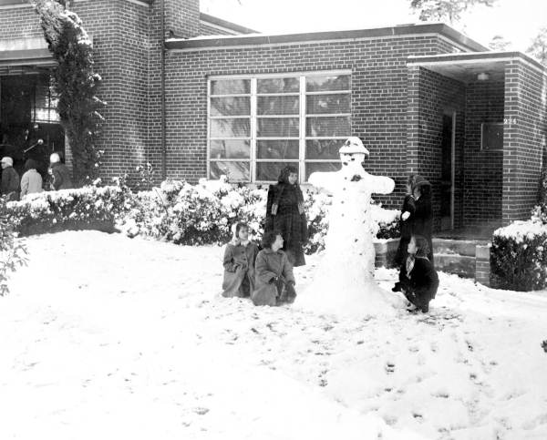 File:Snowman at 6th Avenue fire station- Tallahassee, Florida (6555786435).jpg